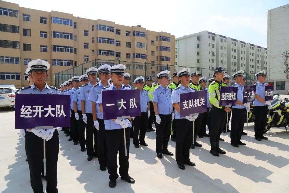陜西省延安市公安局交警支隊(duì)向基層單位發(fā)放十四運(yùn)安保警用裝備(組圖)