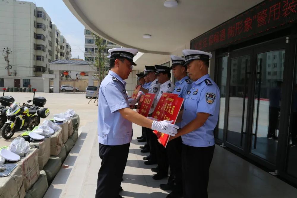 陜西省延安市公安局交警支隊(duì)向基層單位發(fā)放十四運(yùn)安保警用裝備(組圖)